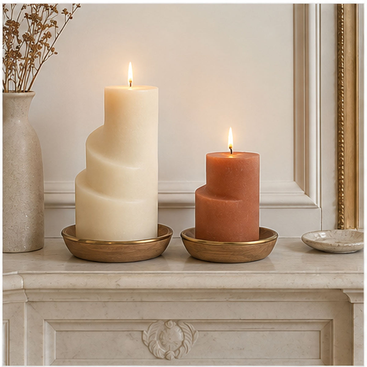 Bougies Courbe Duo – Deux bougies piliers décoratives avec soucoupes