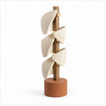 Totem Sillage – Sculpture verticale en céramique et bois clair