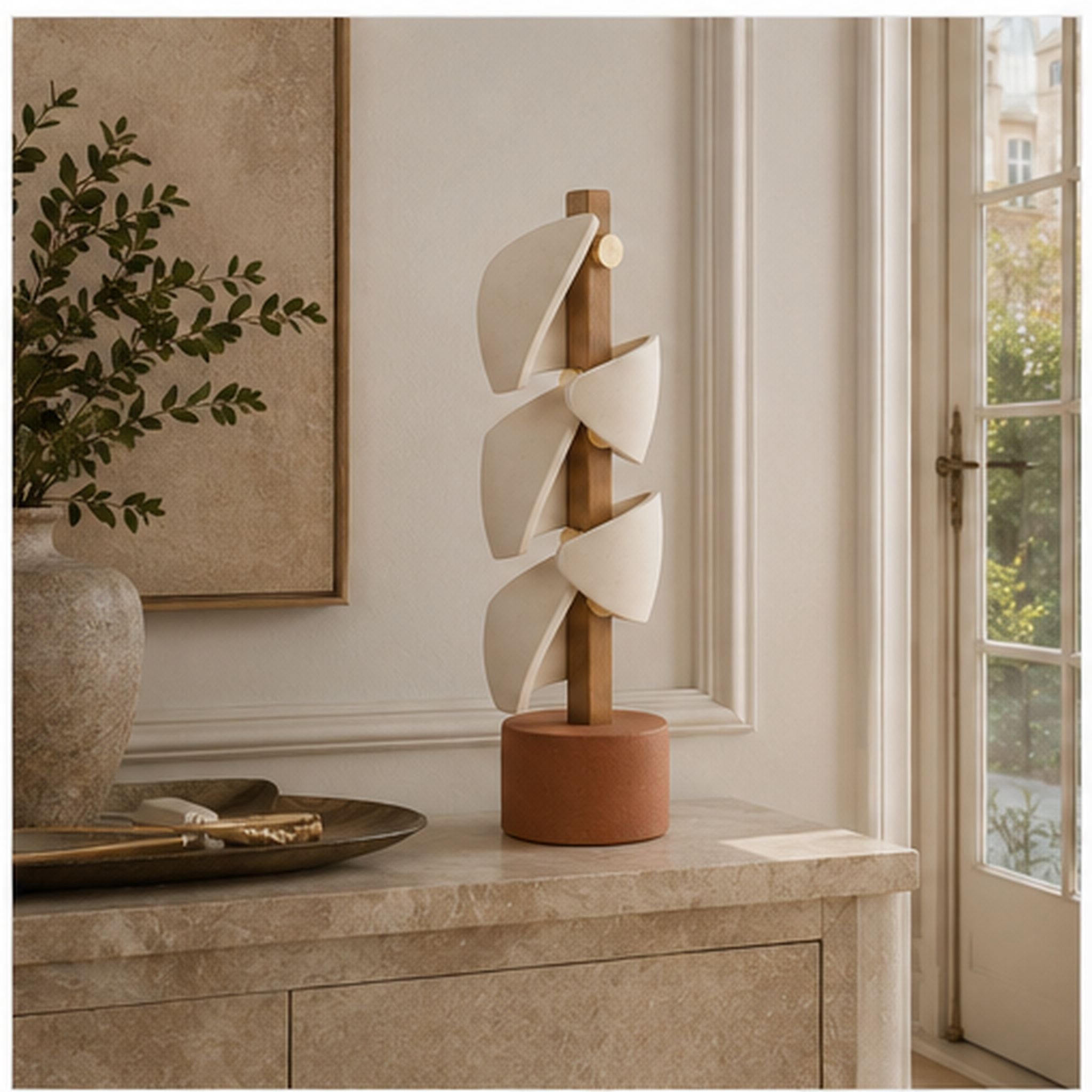 Totem Sillage – Sculpture verticale en céramique et bois clair